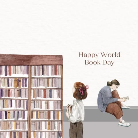 აკვარელის სტილის ილუსტრაცია წარწერით „Happy World Book Day“: წიგნების მაღალ თაროსთან დგას თმაზე ბაფთიანი გოგონა, რომელსაც ზურგს უკან წიგნები უჭირავს; ახლოს საფეხურზე ქალი ზის და კითხულობს