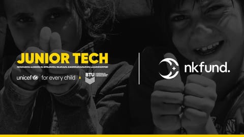 Junior Tech-ის, UNICEF-ის, BTU-სა და nkfund.-ის ლოგოები შავ-თეთრ ფოტოზე, სადაც ორი ბავშვი ცერა თითებს მაღლა სწევს
